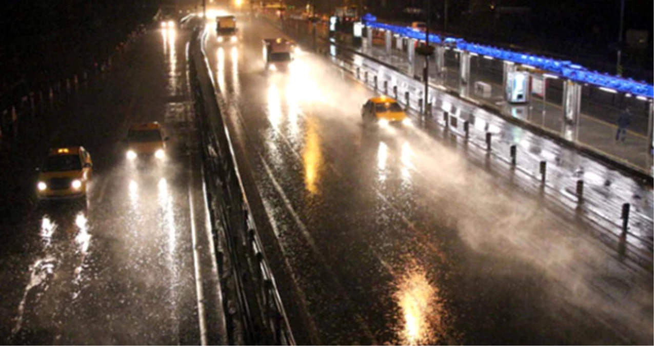 Meteoroloji Günler Öncesinden Uyarmıştı! İstanbul Sağanak Yağışa Teslim Oldu