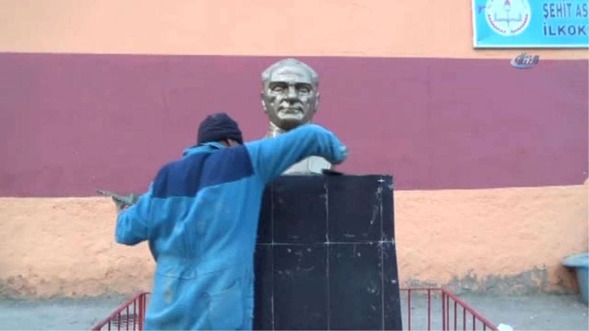Muğlalı Vatandaş, Sınırın Sıfır Noktasındaki Atatürk Büstlerini Onarıyor