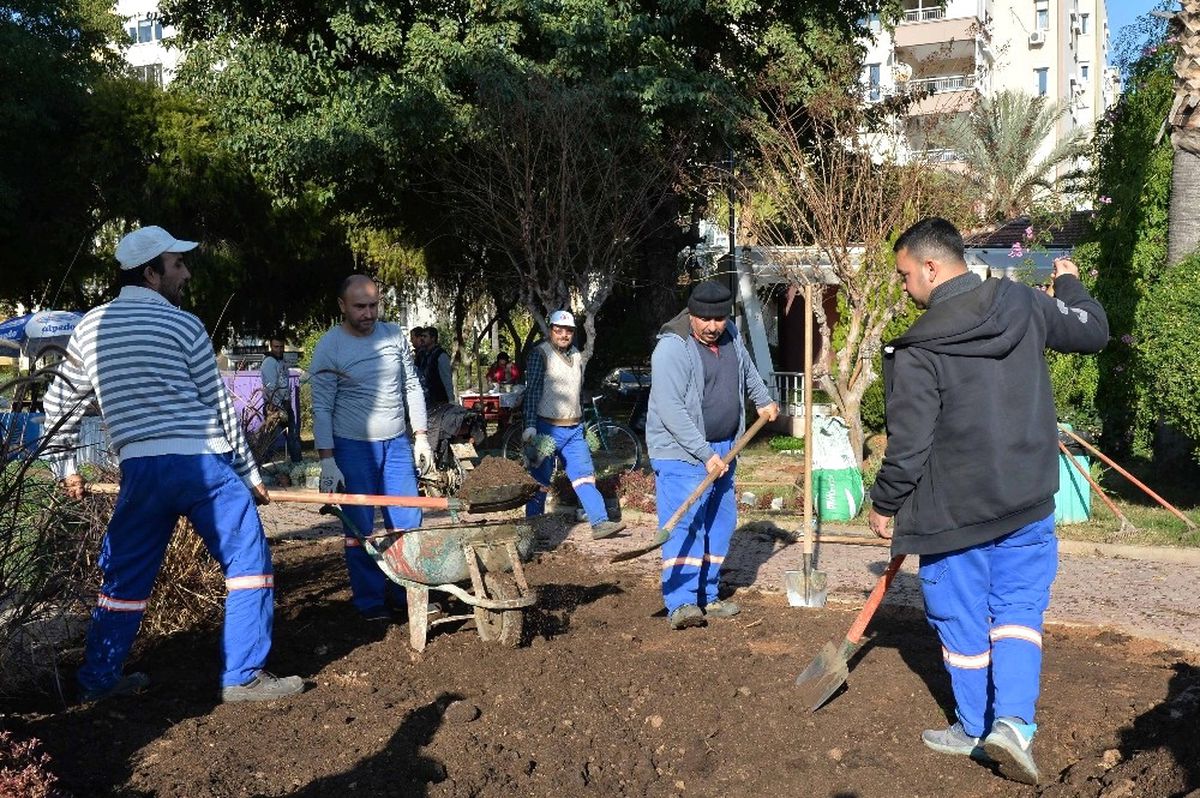 Muratpaşa Mevsimlik Çiçek Dikmeye Başladı
