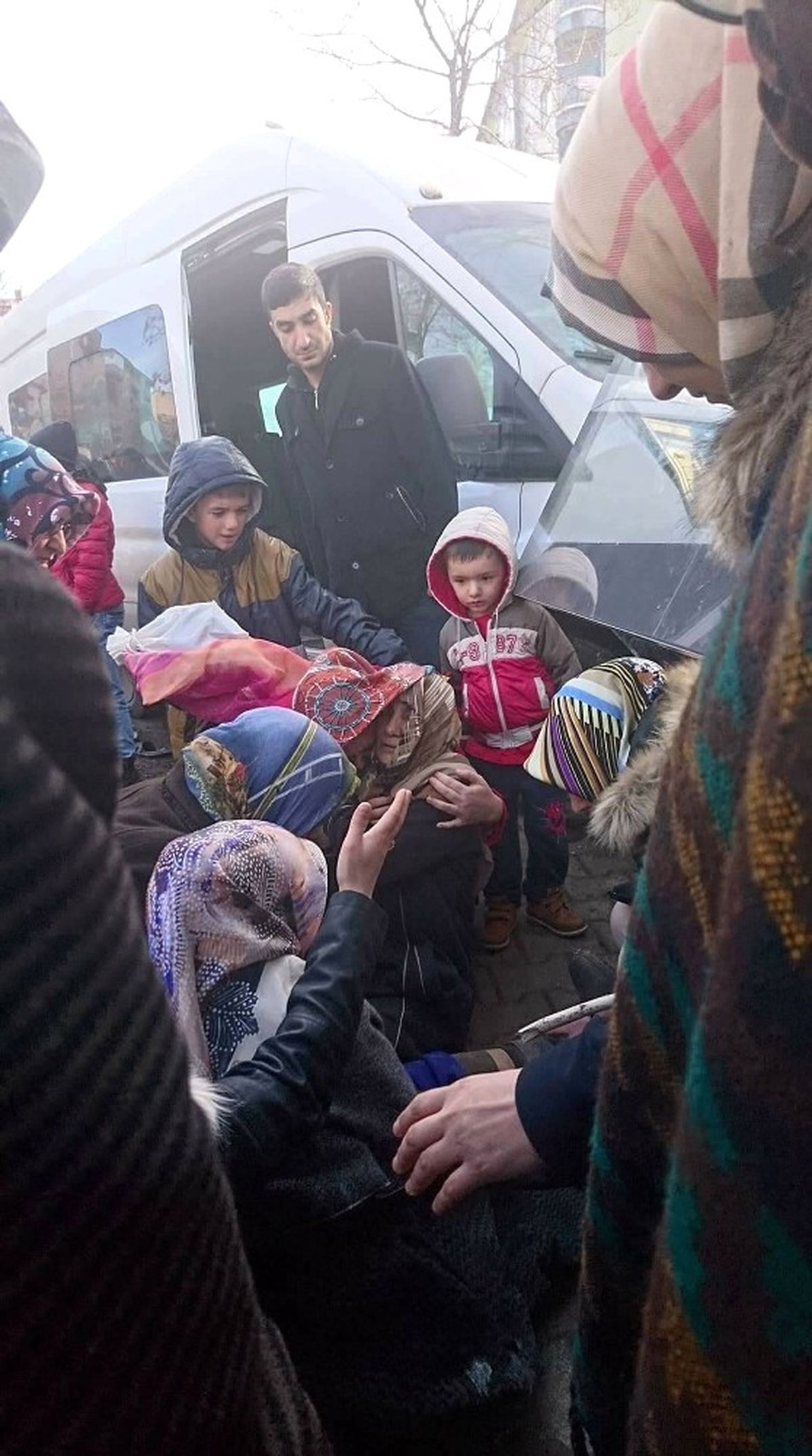 Öğrenci Servisi Otobüs Durağındaki Yayaları Ezdi: 3 Yaralı