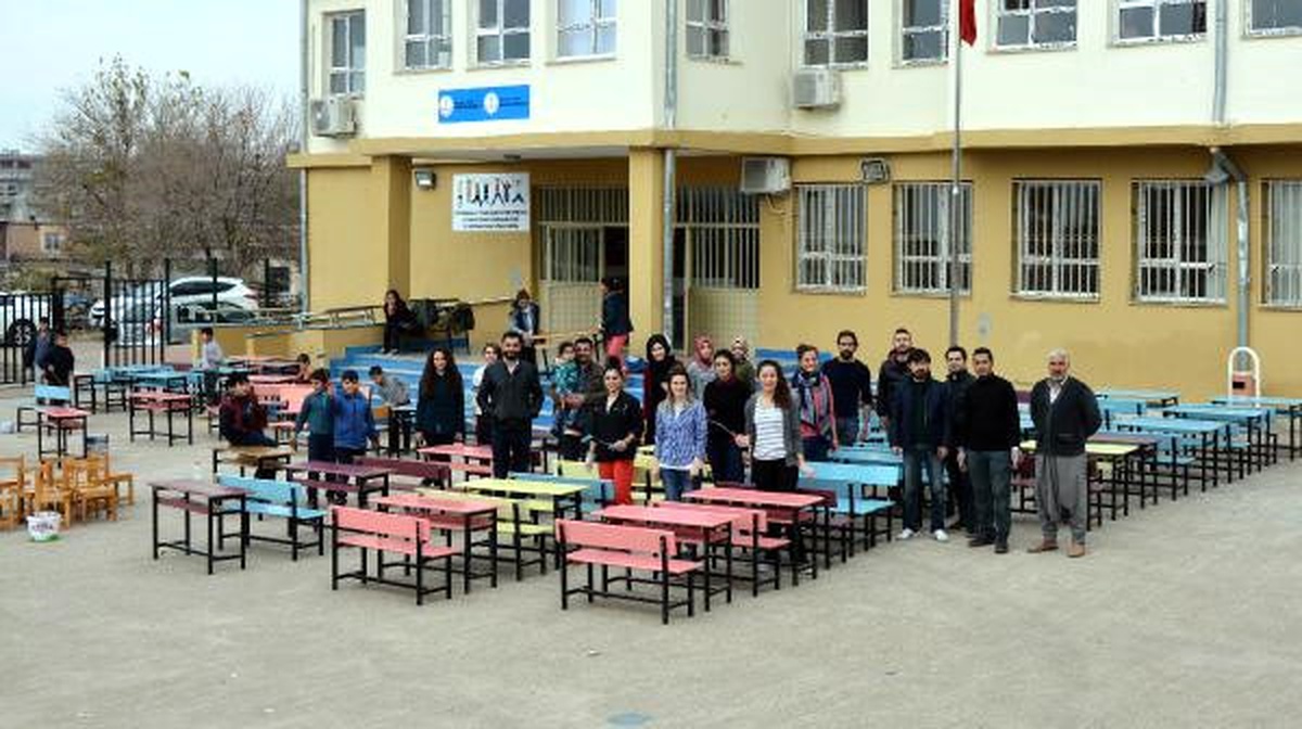 Öğretmenler Hafta Sonu Sıra ve Masaları Boyadı