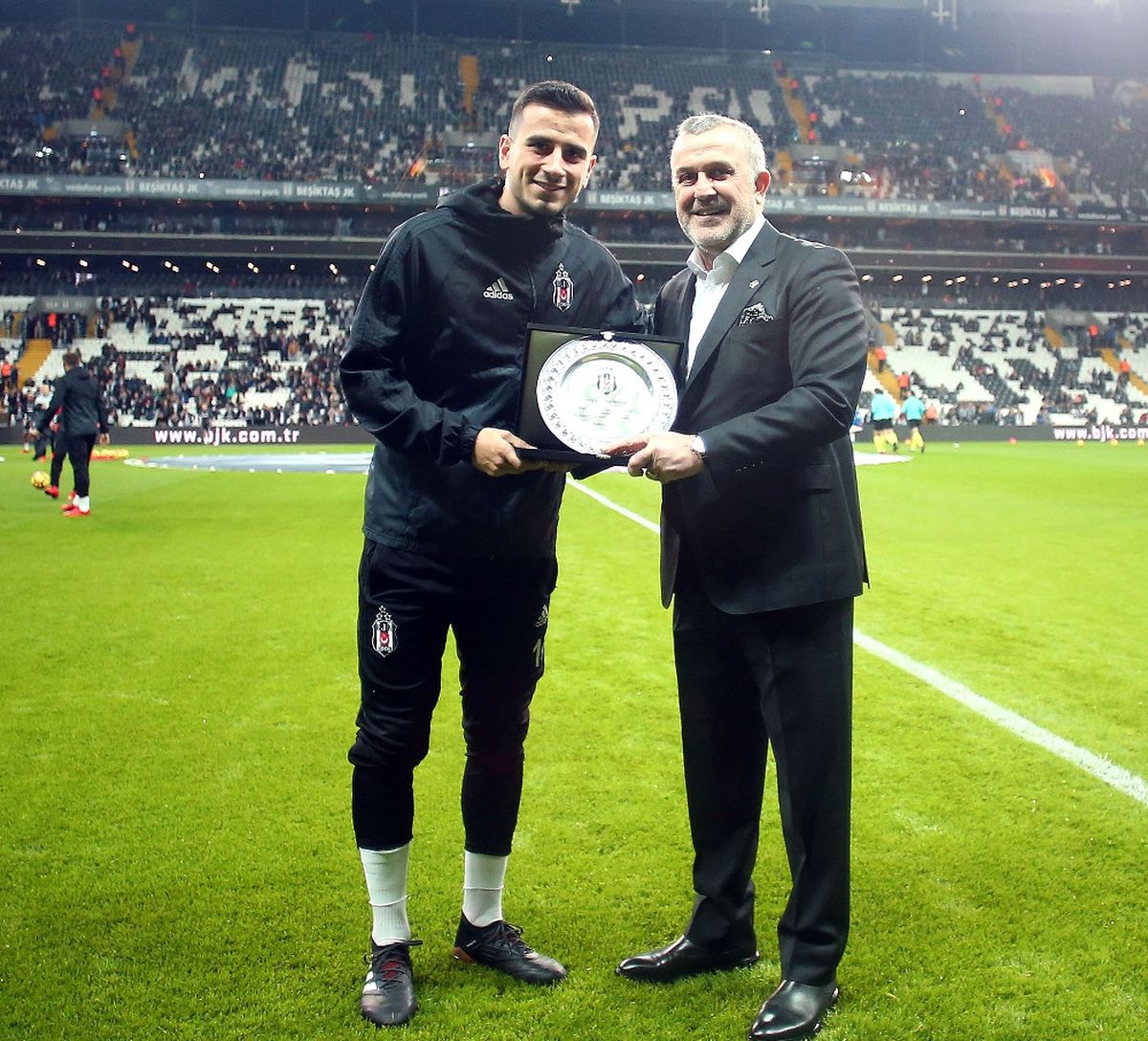 Oğuzhan Özyakup\'a Plaket Verildi