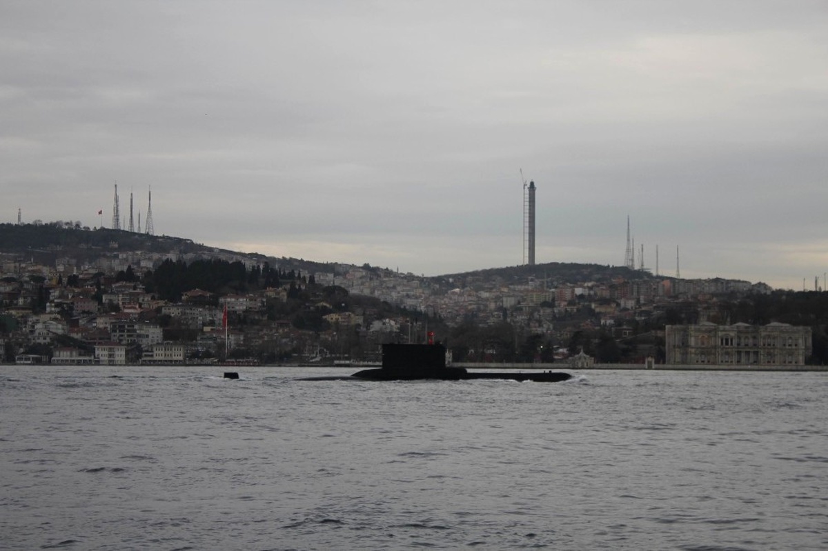 Türk Denizaltısı İstanbul Boğazı\'ndan Geçti