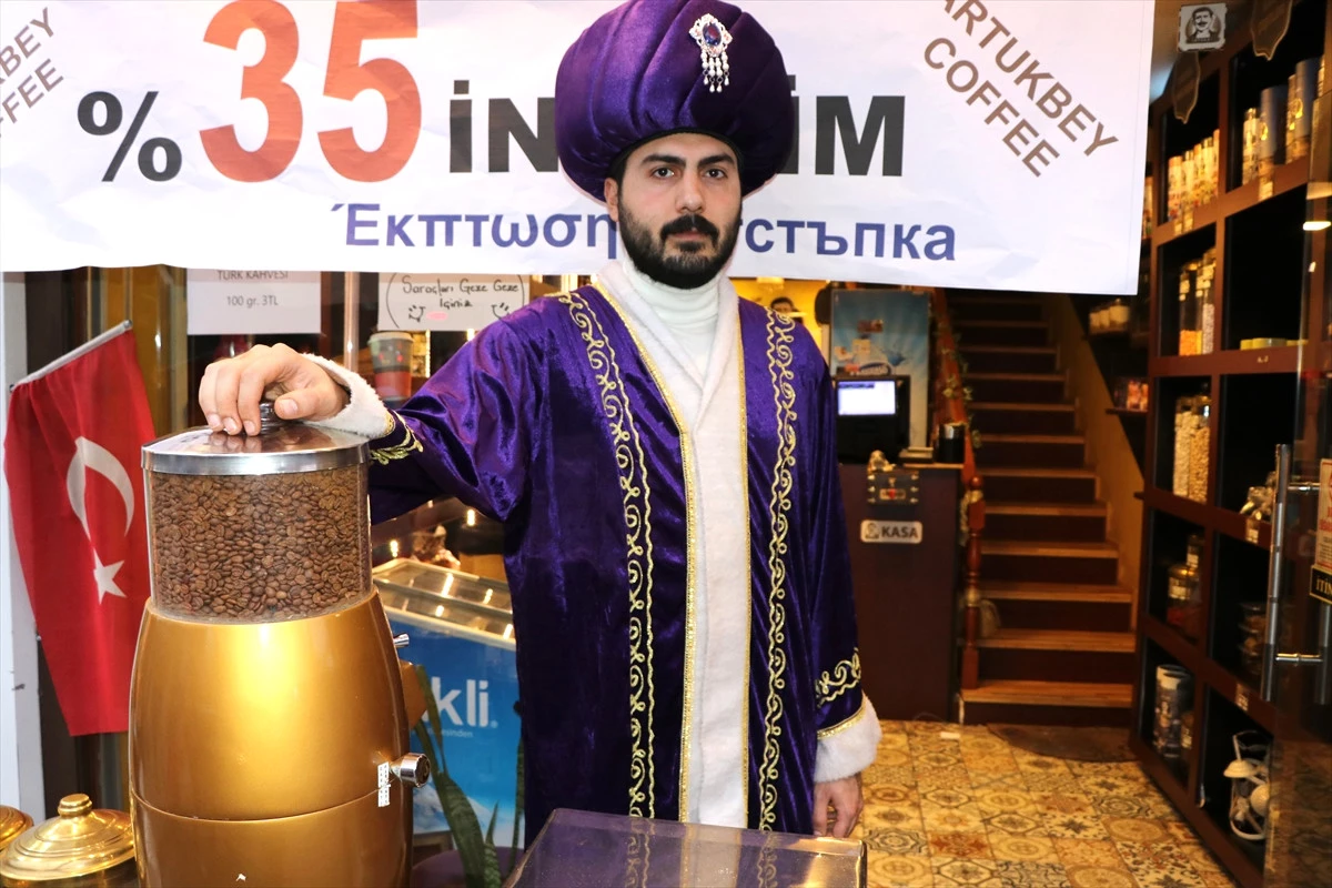Türk Kahvesini Sultan Kıyafetiyle Satıyor