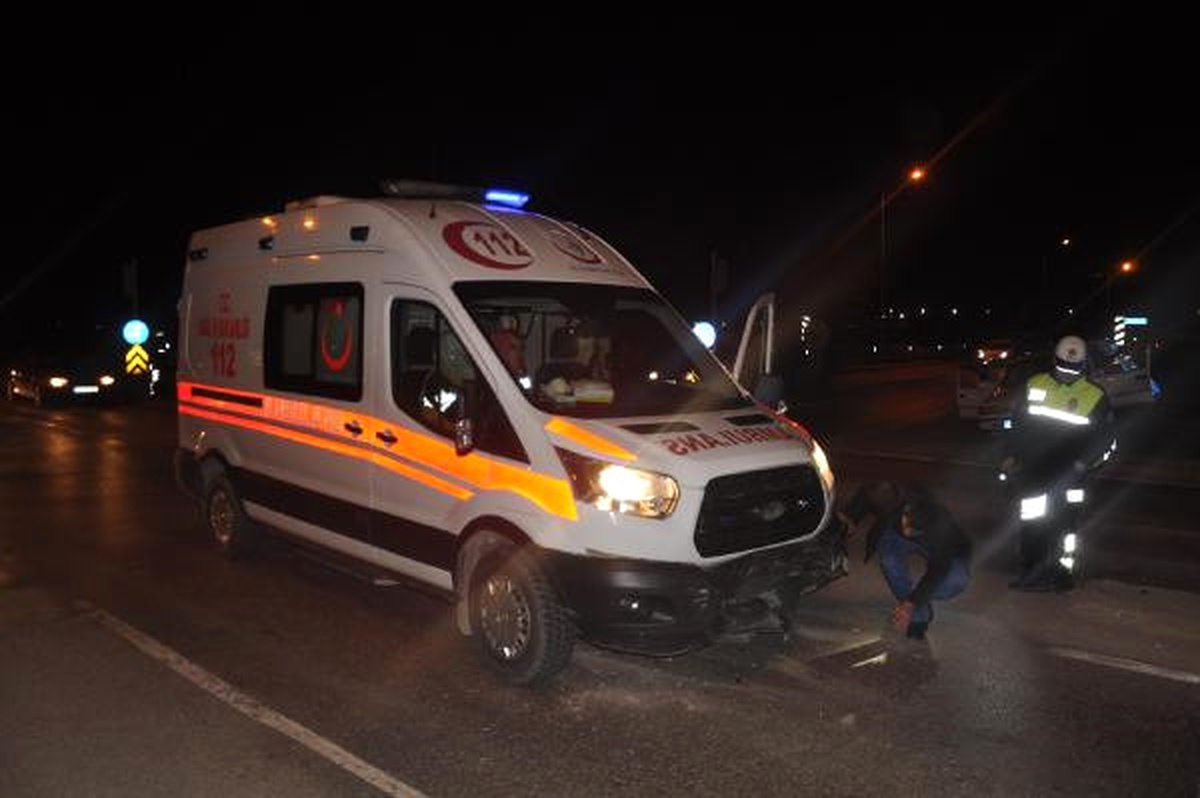 Yaralıları Taşıyan Ambulans, Otomobille Çarpıştı: 3 Yaralı