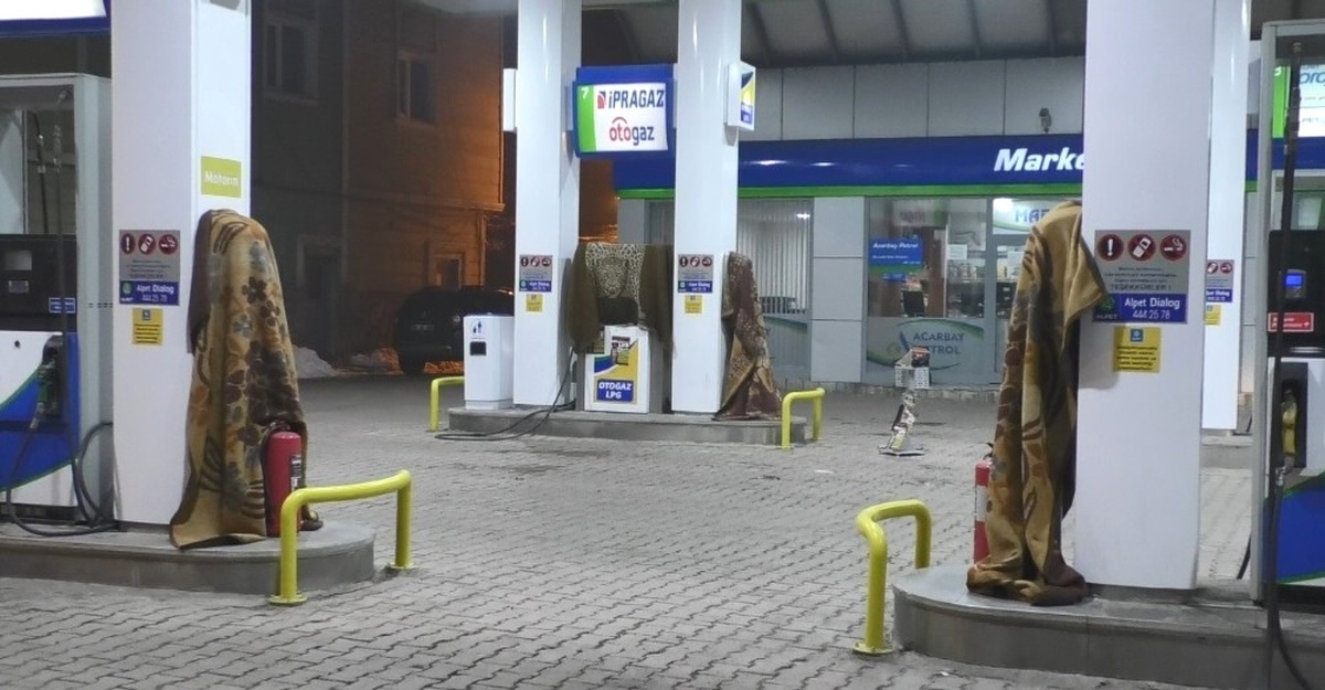 Ağrı\'da Akaryakıt İstasyonunda Soğuk Havaya Battaniyeli Çözüm
