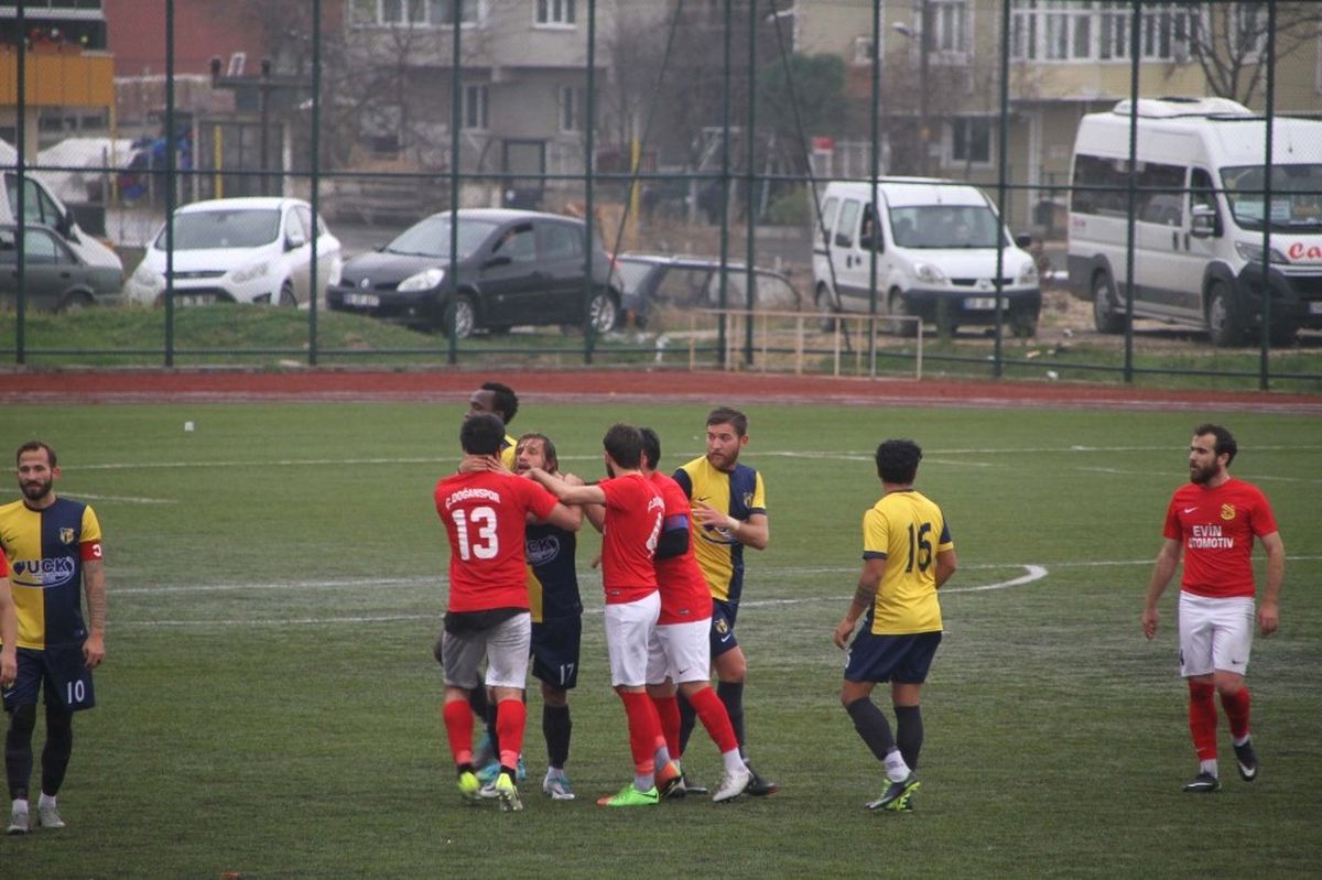 Amatör Ligde Saha Karıştı, Oyuncular Birbirlerini Boğazladılar