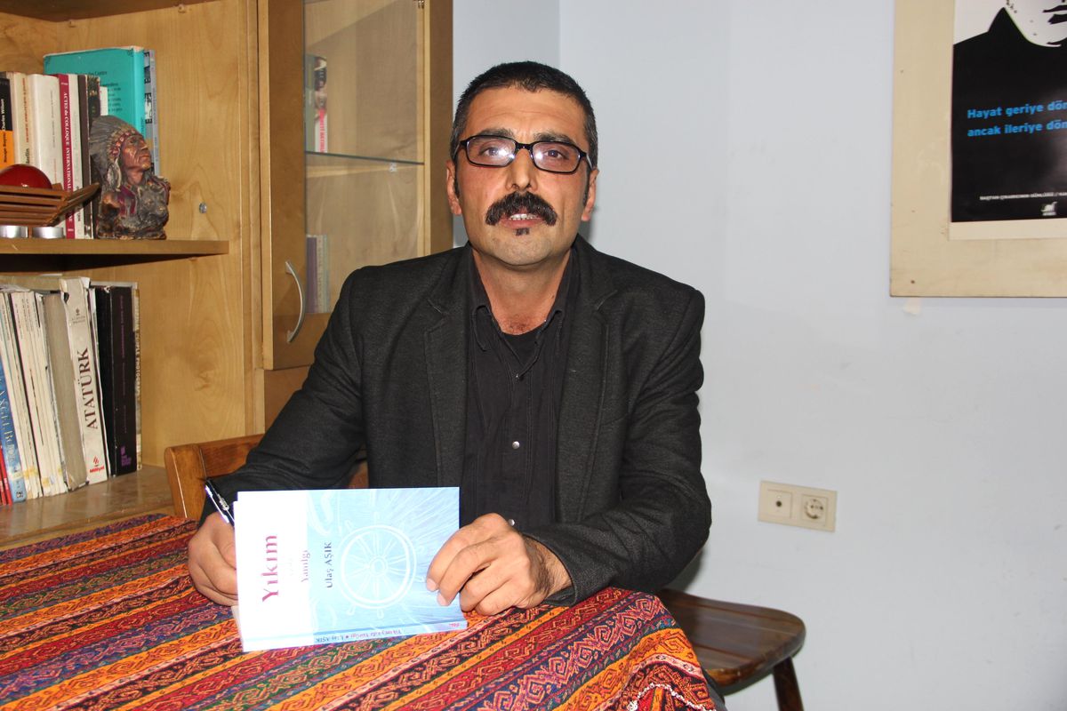 Aşık, Kitabını İmzaladı