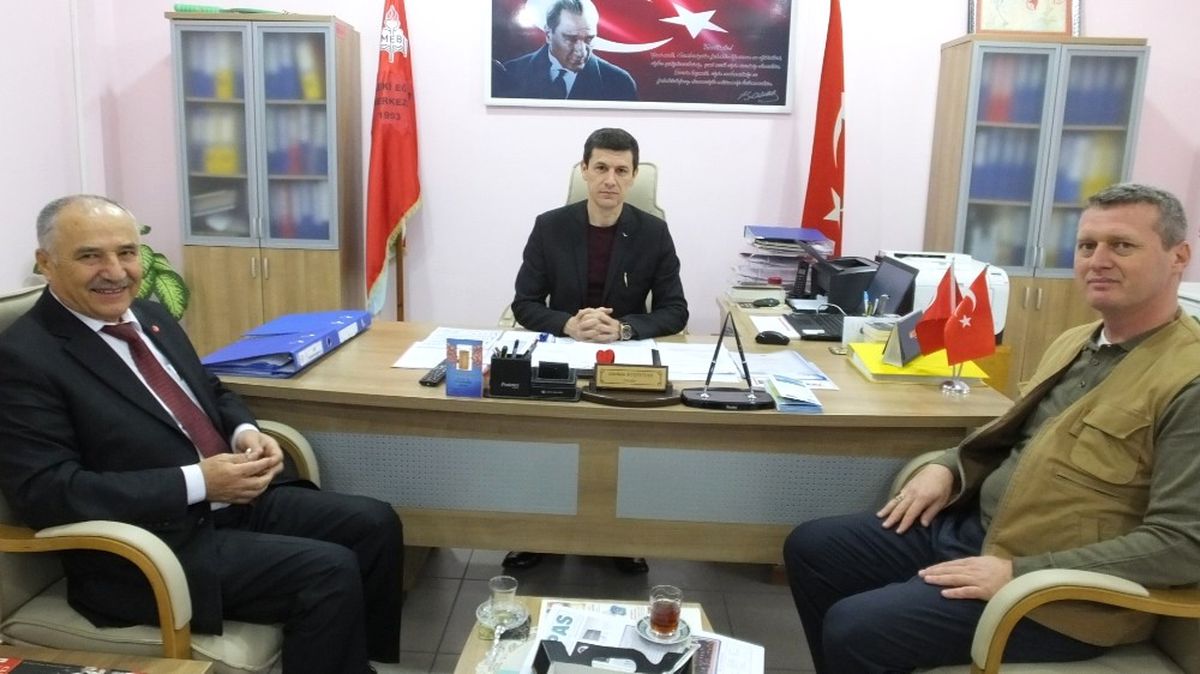 Burhaniye\'de Hürriyet Ortaokulu Müdürü Bilgin\'den Mesleki Eğitim Merkezine Veda Ziyareti