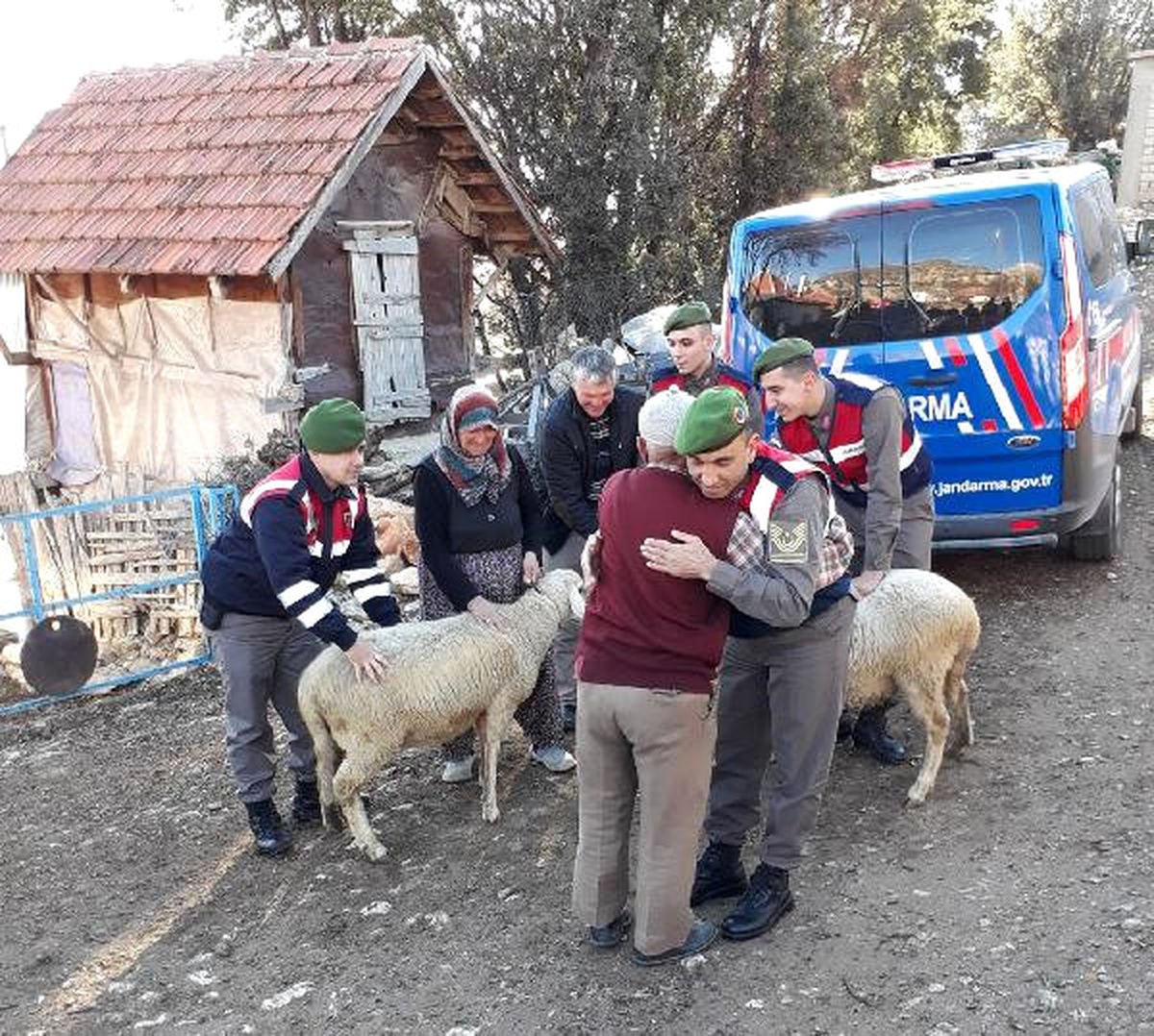 Çalınan Hayvanlarına Kavuşunca Jandarmaya Sarıldı