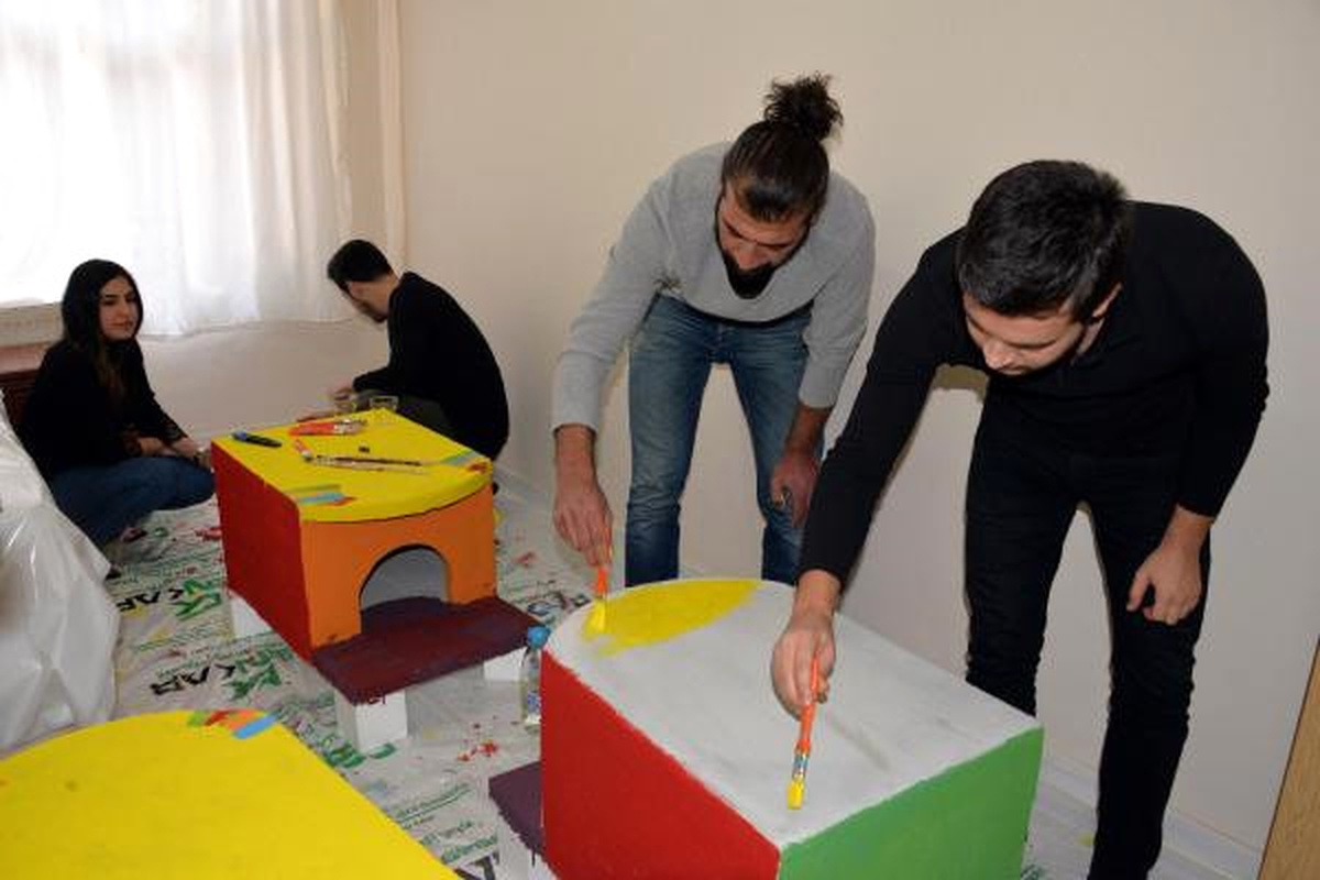 Diyarbakır\'da Sokak Kedileri İçin Isı Yalıtımlı Özel Ev