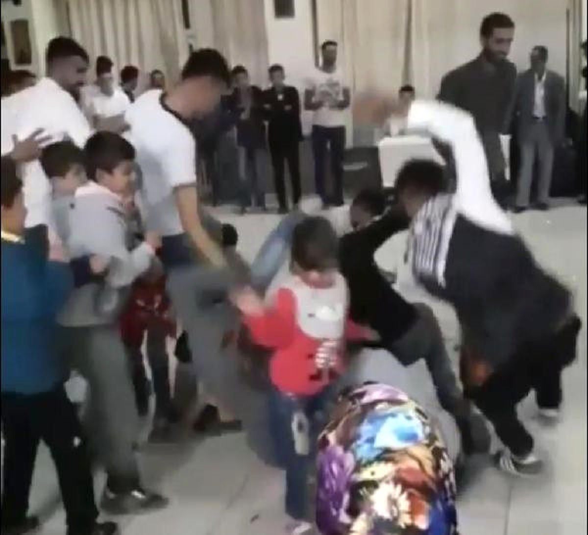 Düğünde Halay Çekenler, Para Toplayan Çocukları Eziyordu