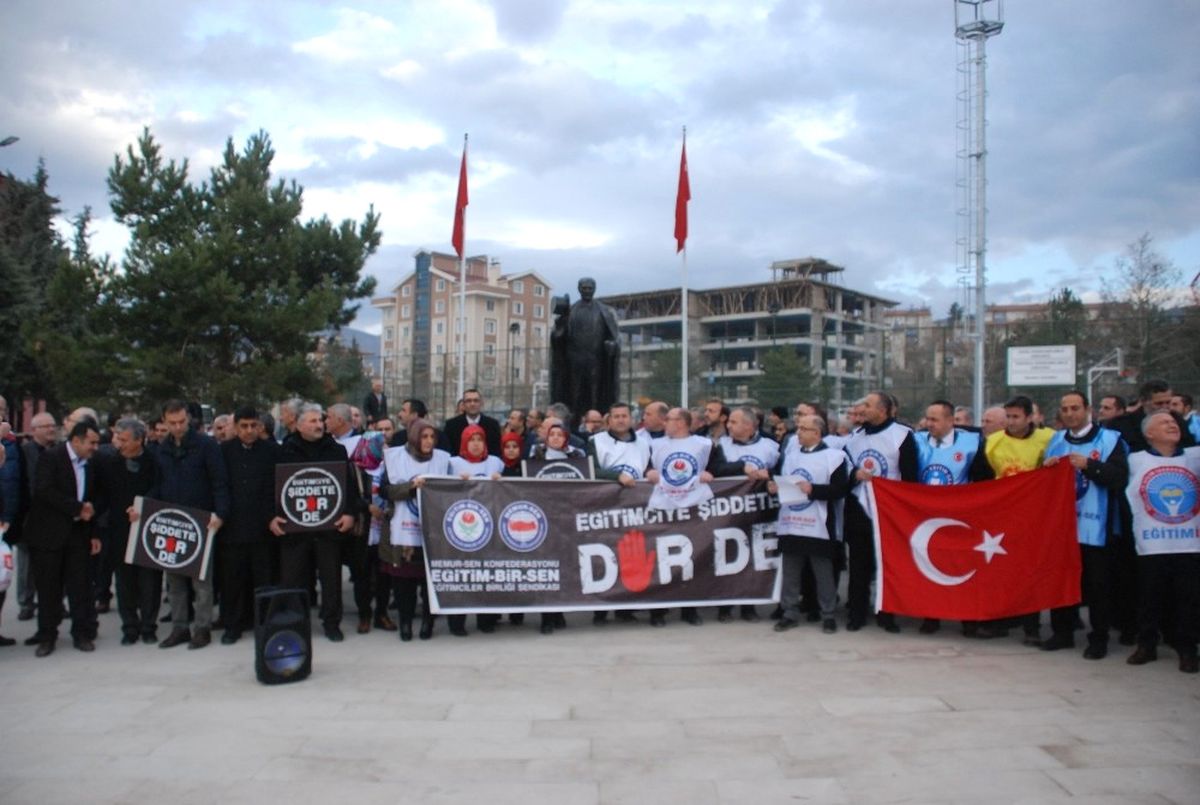 Eğitimcilerden Okul Müdürünün Öldürülmesine Tepki