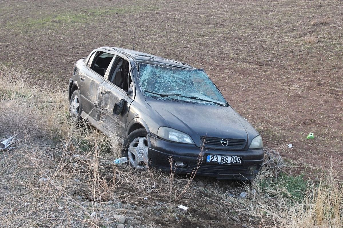 Elazığ\'da Otomobil Şarampole Uçtu: 4 Yaralı