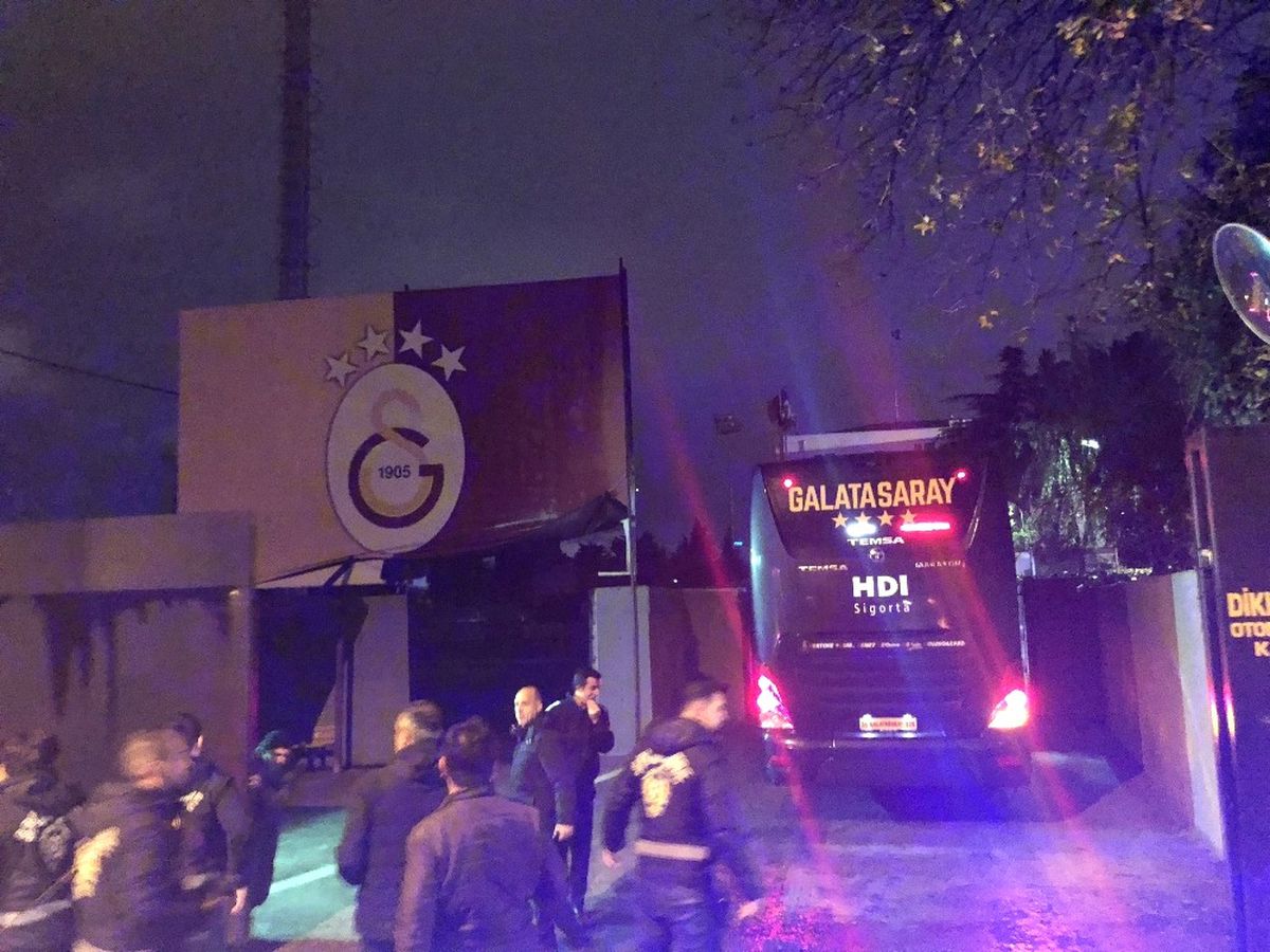 Galatasaray Taraftarından Havaalanı ve Florya\'da Protesto