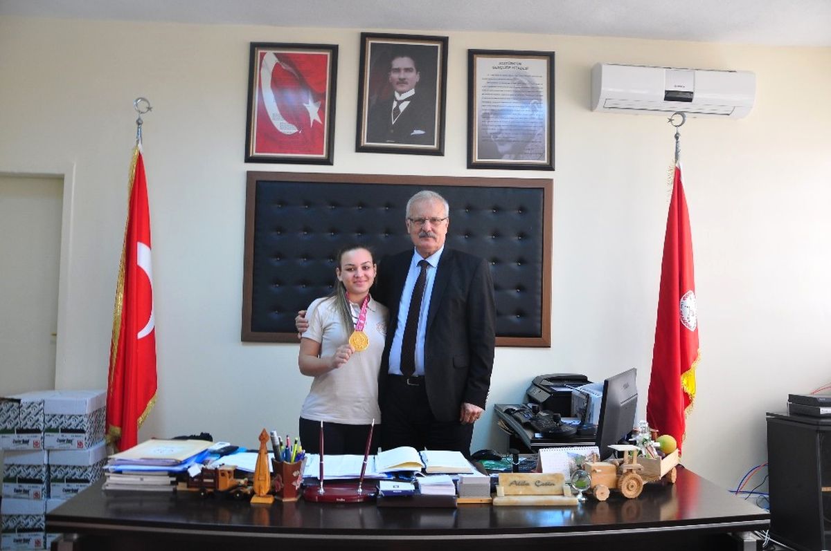 Genç Kız, Karate Şampiyonasında Aldığı Ödülü, Okul Müdürüne Hediye Etti