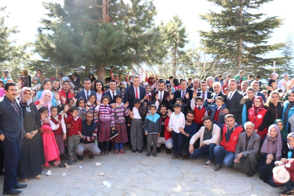 Gençlik Merkezi Öğrencilere Mont ve Bot Yardımında Bulundu