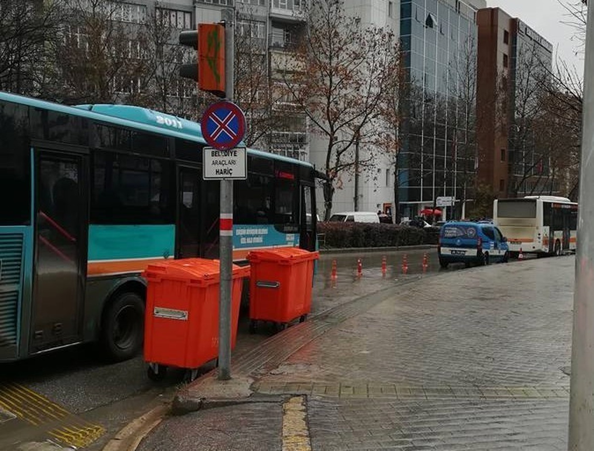 Halk Otobüsü Yaya Geçidini Kapattı