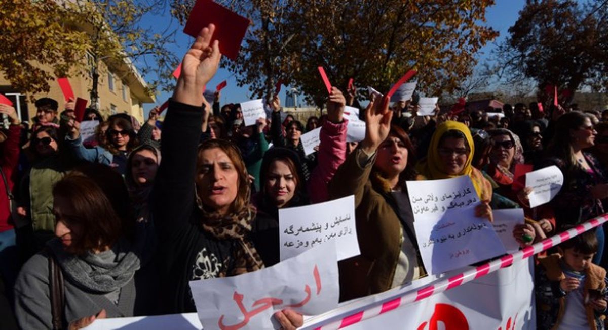 Ikby\'de Binlerce Memurdan Maaş Protestosu
