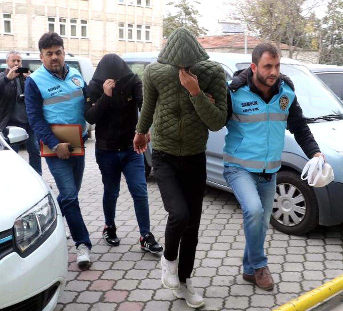 İstihbarat Polisiyiz\' Diyerek Gasp Yaptılar