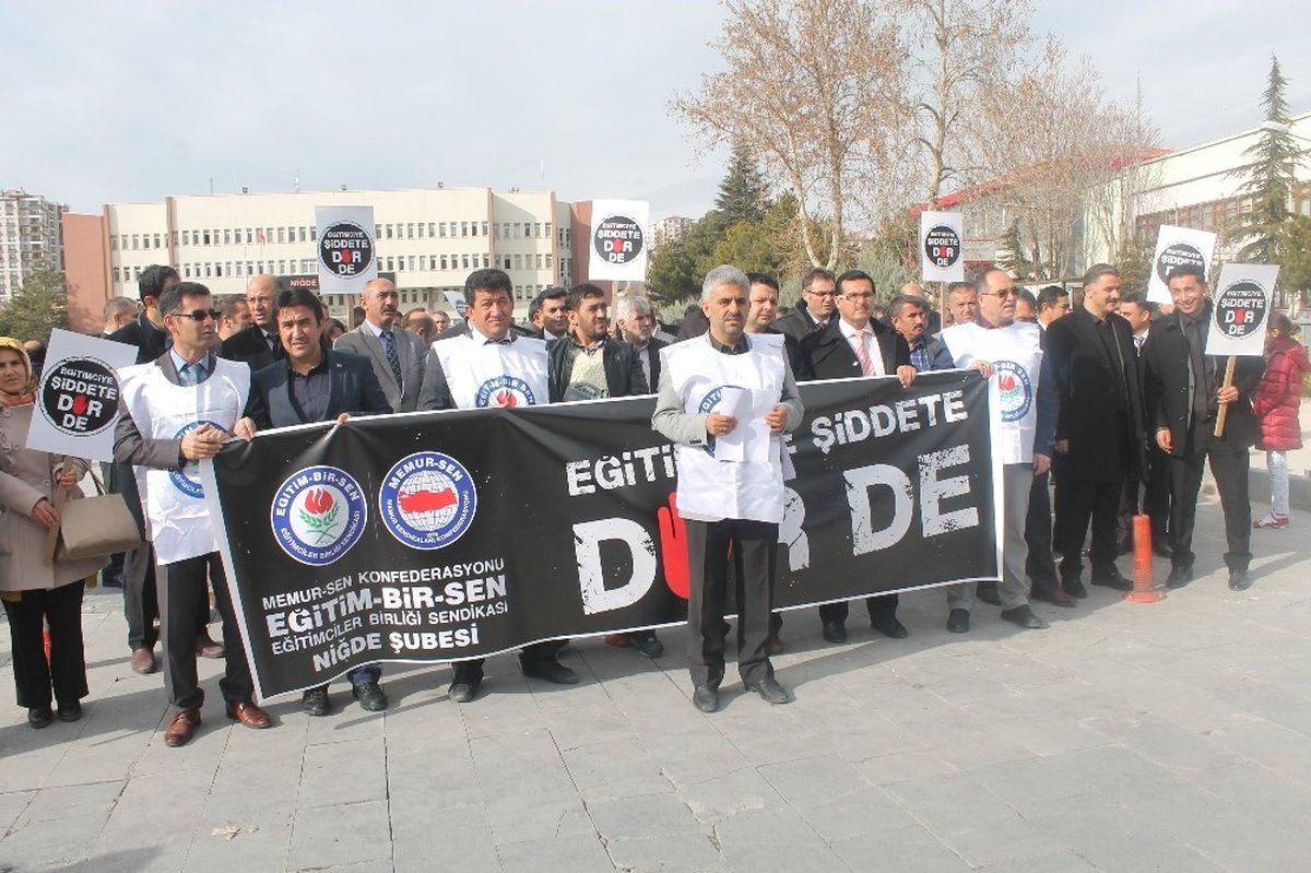 İzmir\'de Okul Müdürünün Öldürülmesine Niğde\'den Tepki