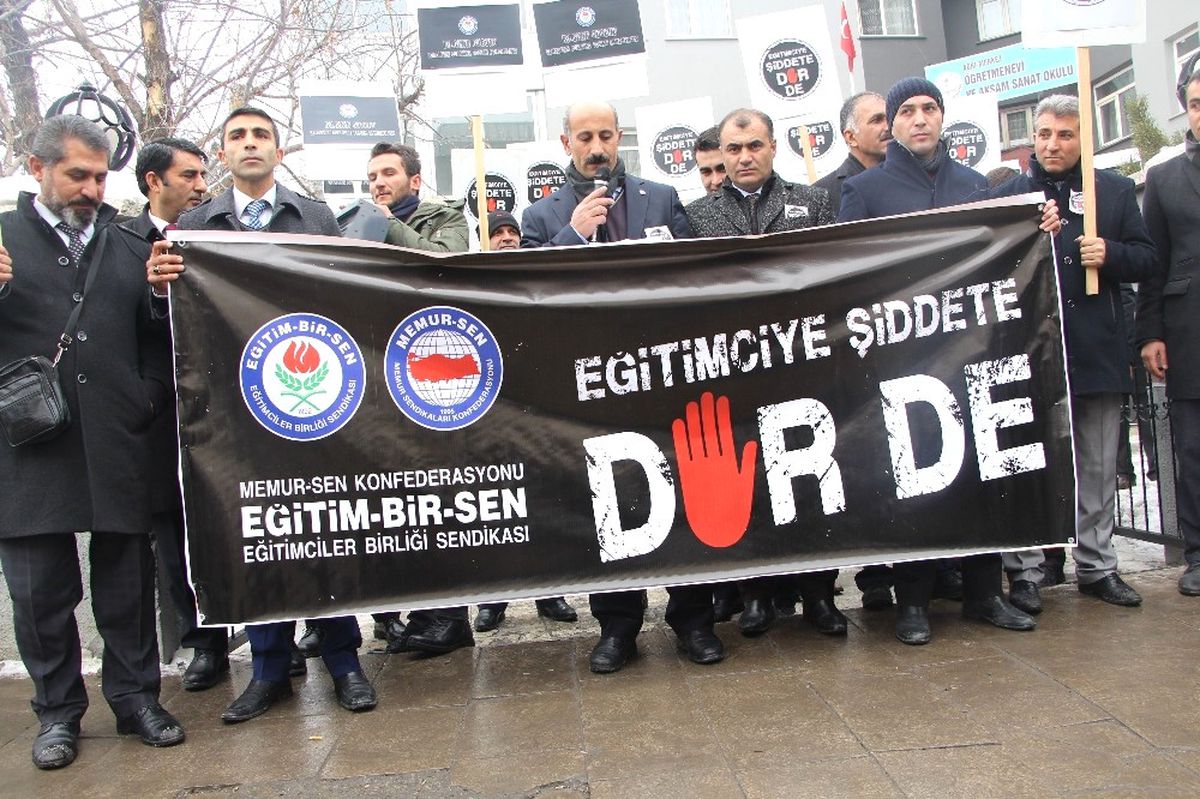 İzmir\'de Öldürülen Okul Müdürü Ağrı\'da Unutulmadı