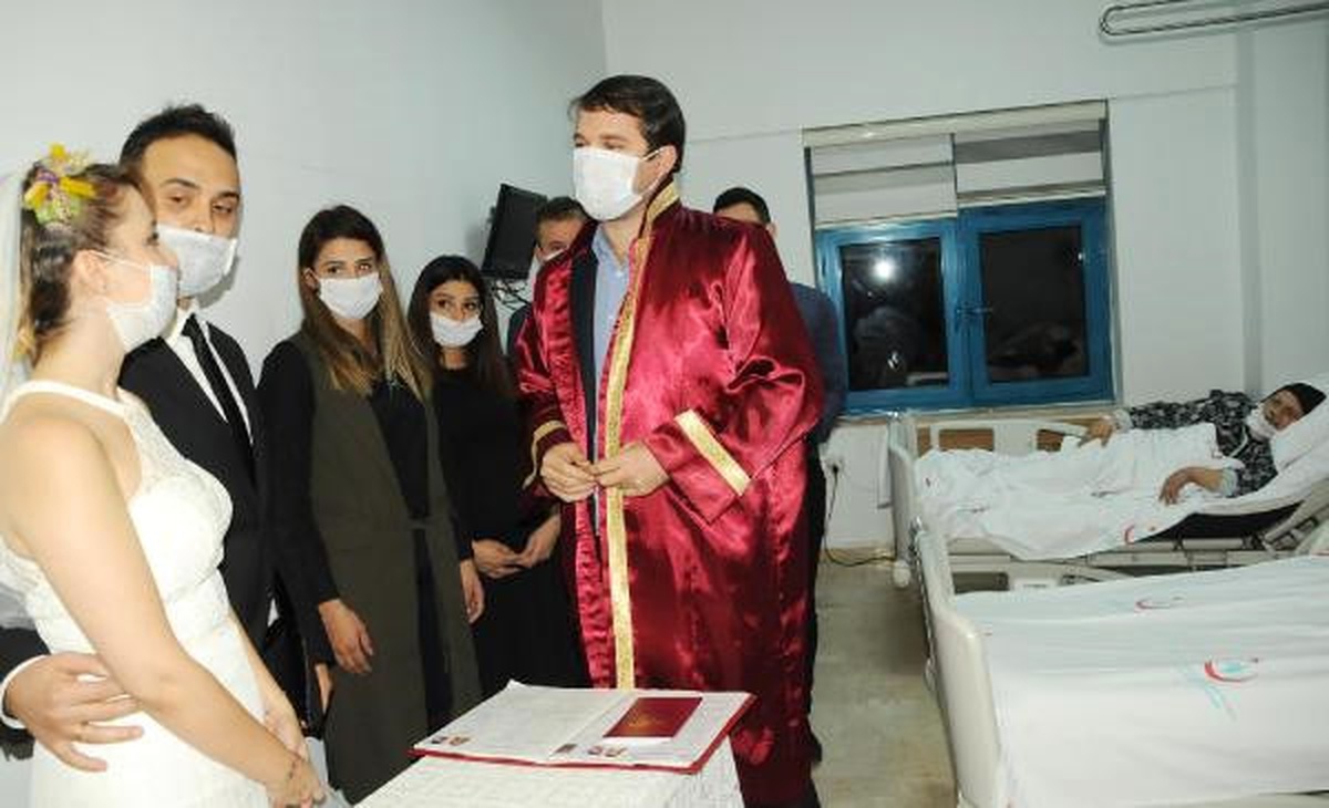 Kanser Hastası Annesine Moral İçin Hastanede Evlendiler