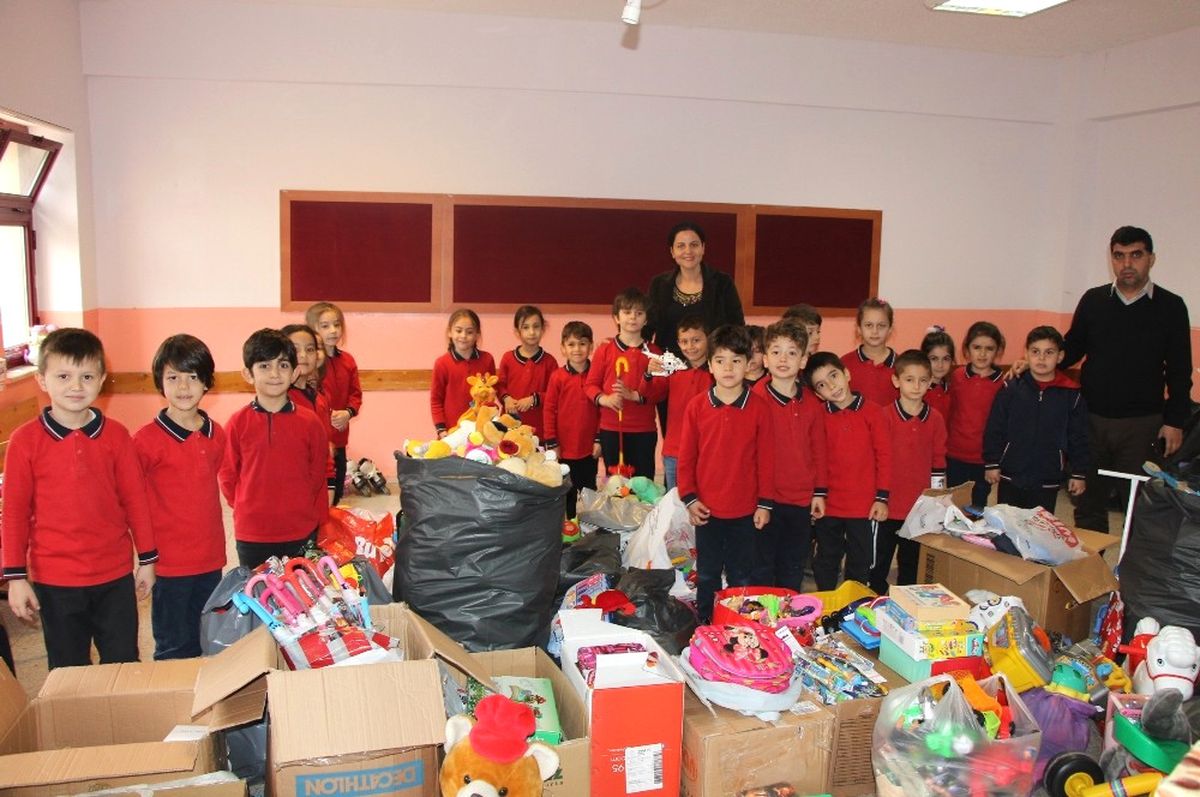 Köydeki Arkadaşları İçin Koli Koli Oyuncak Topladılar