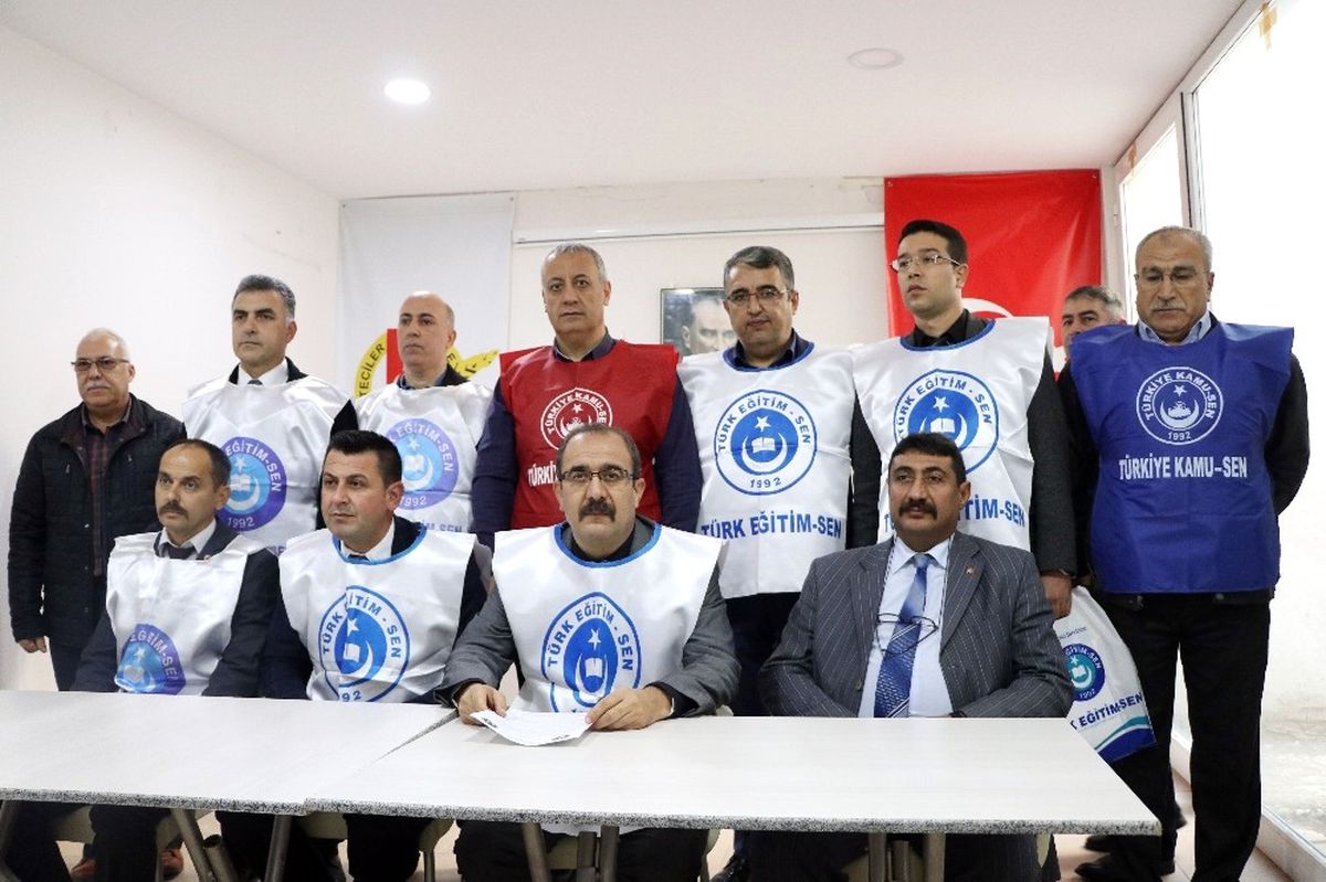 Mersin\'de Eğitimciler İzmir\'de Okul Müdürünün Öldürülmesine Tepki Gösterdi