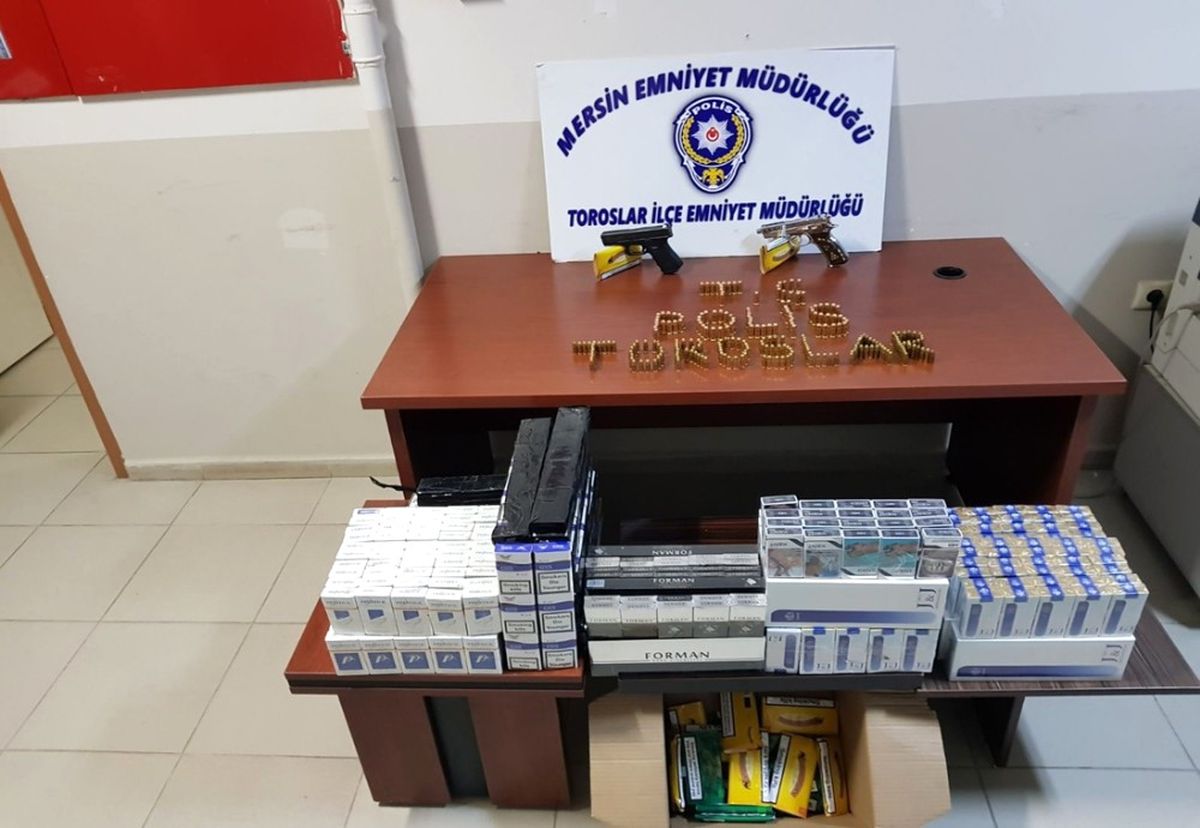 Mersin\'de, Otoparkta Ruhsatsız Tabanca ile Gümrük Kaçağı Sigara Ele Geçirildi