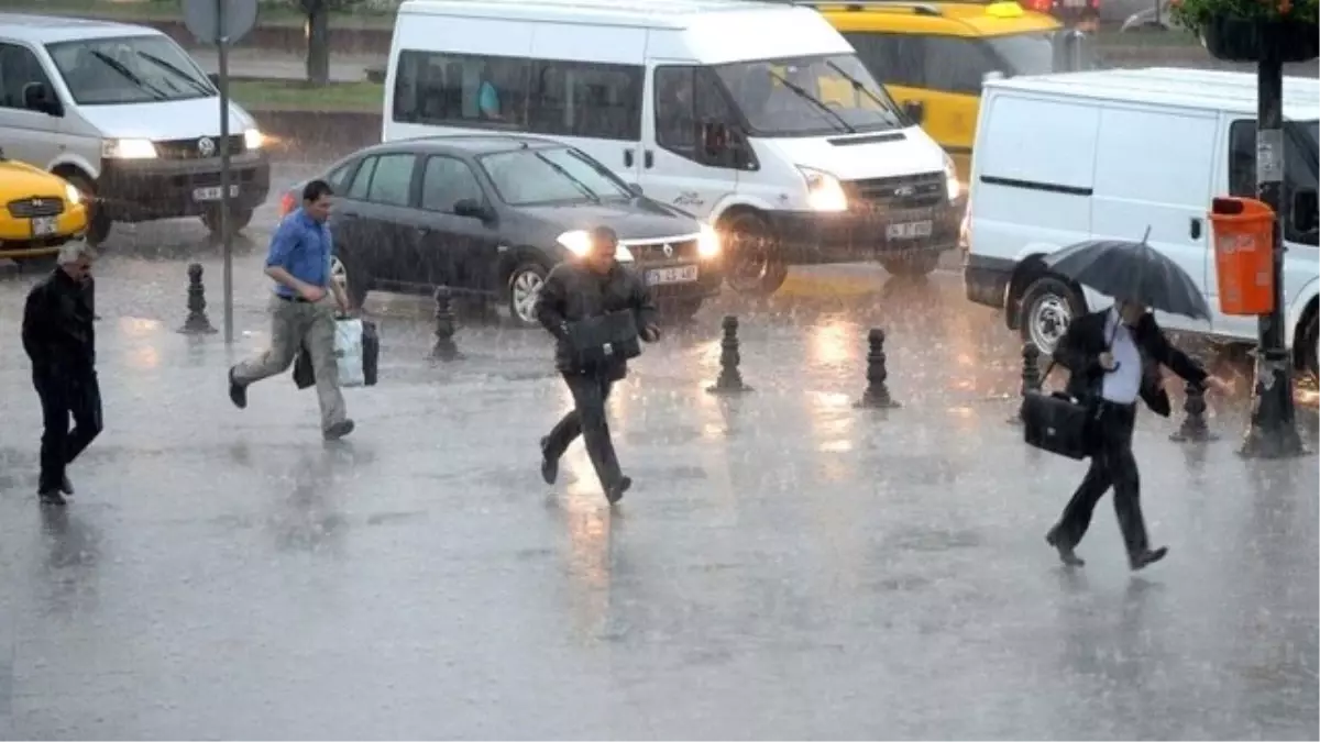 Meteorolojiden İstanbul\'a Uyarı: Öğle Saatlerinden İtibaren Yağmur Geliyor