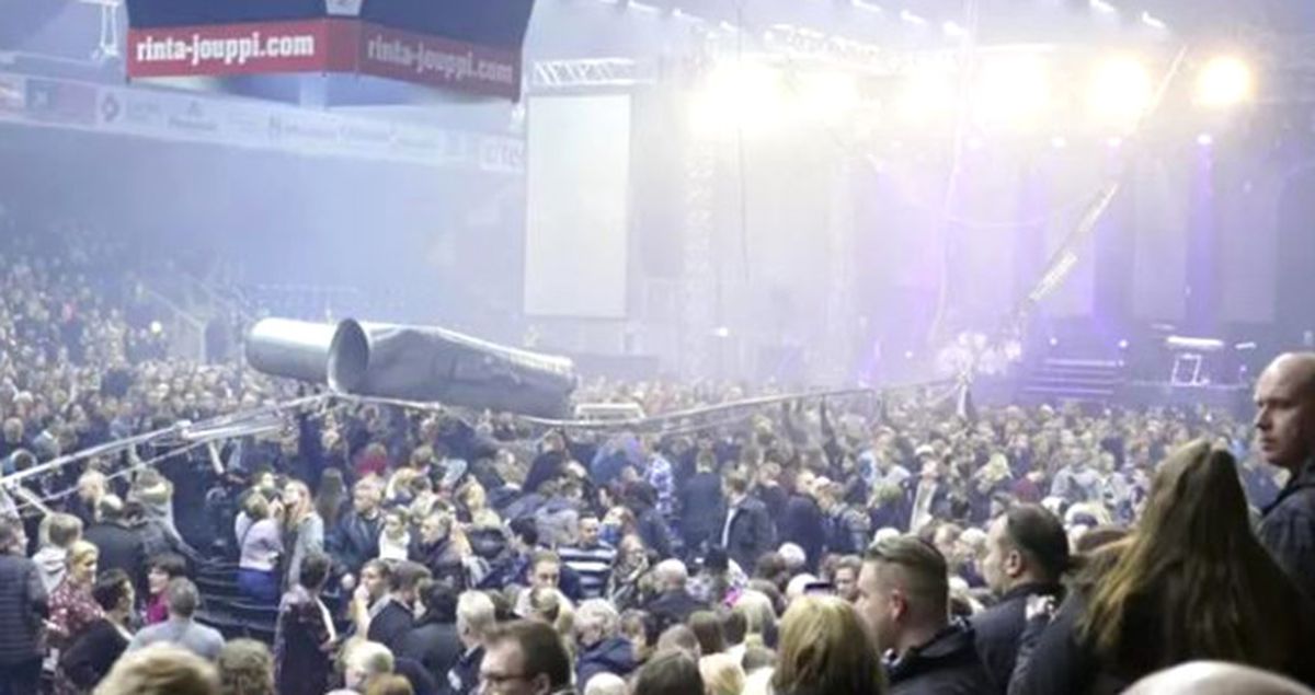 Noel Konserinde Dehşet Anları! 120 Kiloluk Boru Seyircilerin Üzerine Düştü