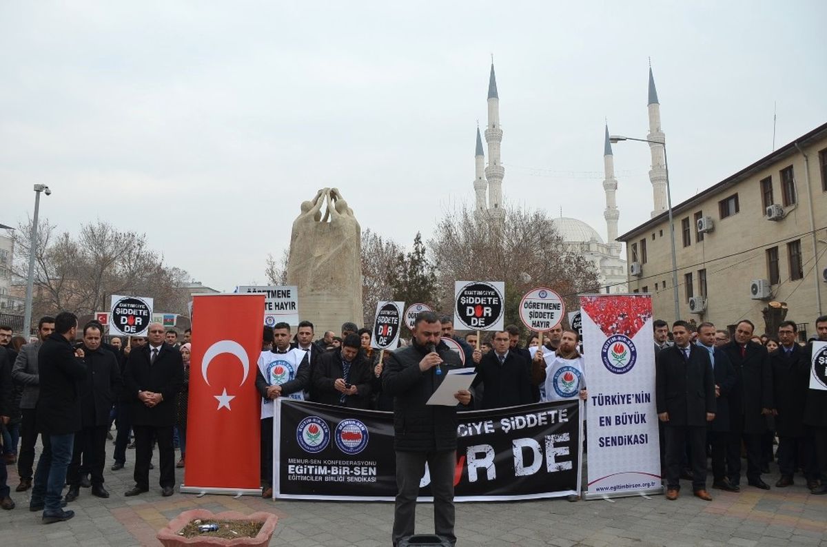 Öğretmeni Darp Edenler Kınandı