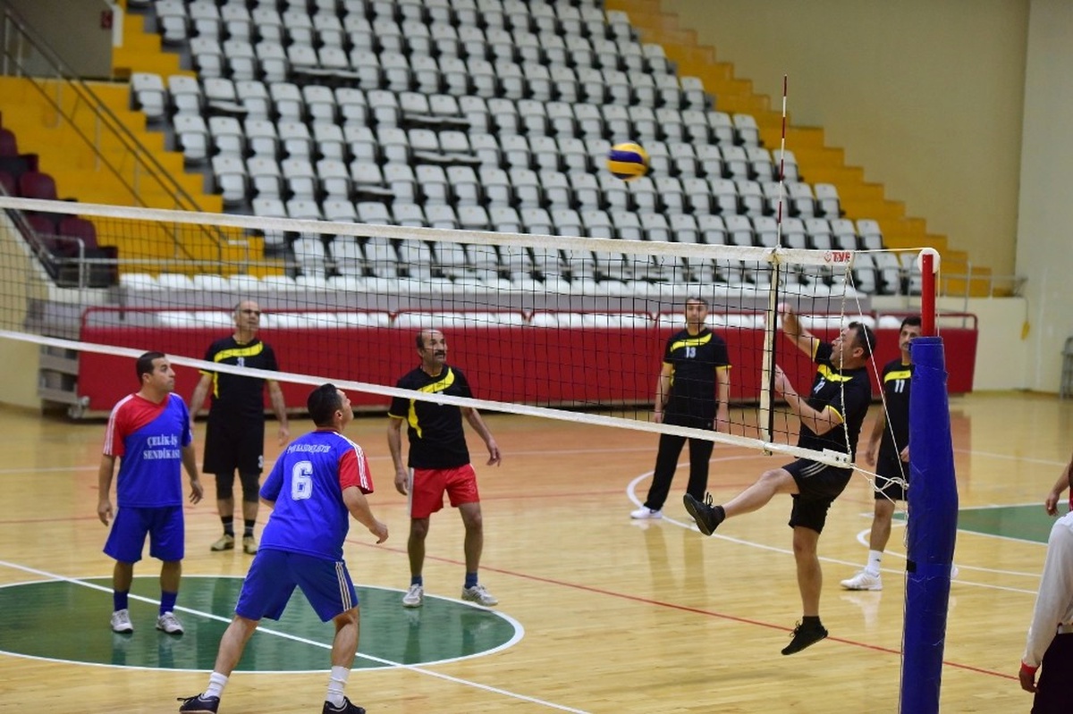 Öğretmenler Voleybol Turnuvası\'nda Atatürk Anadolu Lisesi Şampiyon
