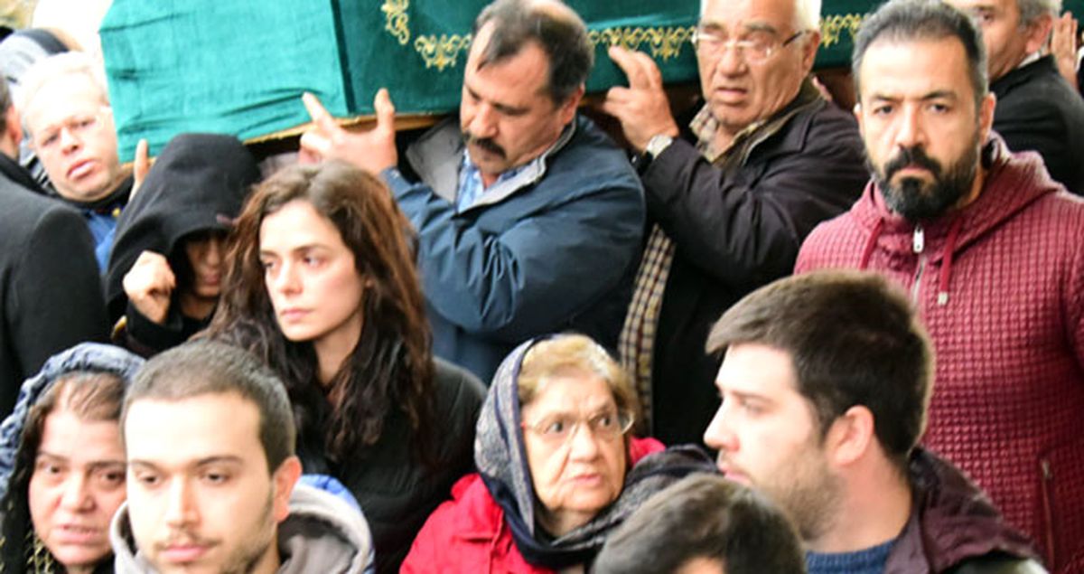 Özge Özprinçci\'nin Acı Günü! Dedesini Son Yolculuğuna Uğurladı