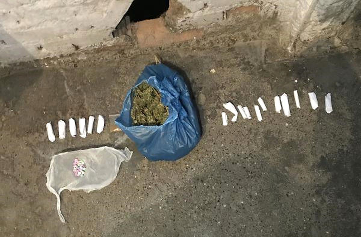 Parayı Kapı Altından Alıp, Uyuşturucuyu Çatıdan Atıyorlardı