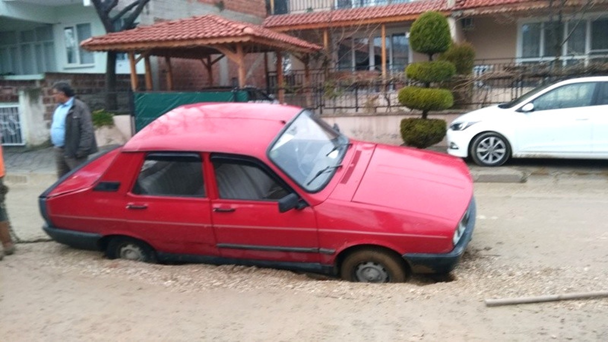 Selendi\'de Yol Çöktü, Otomobil Çukura Düştü