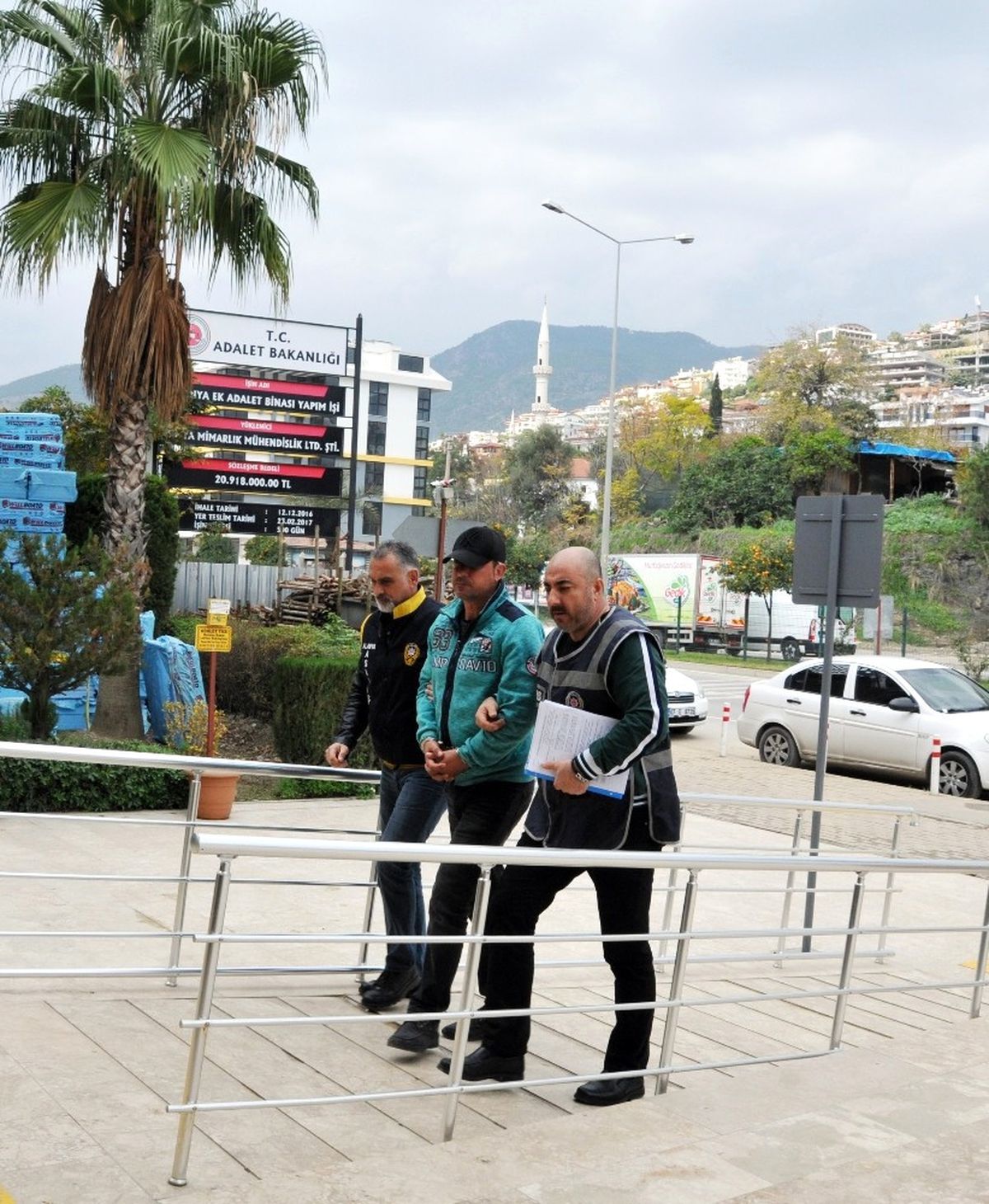 Silahla İşyerini Bastı, Hastanelik Oldu