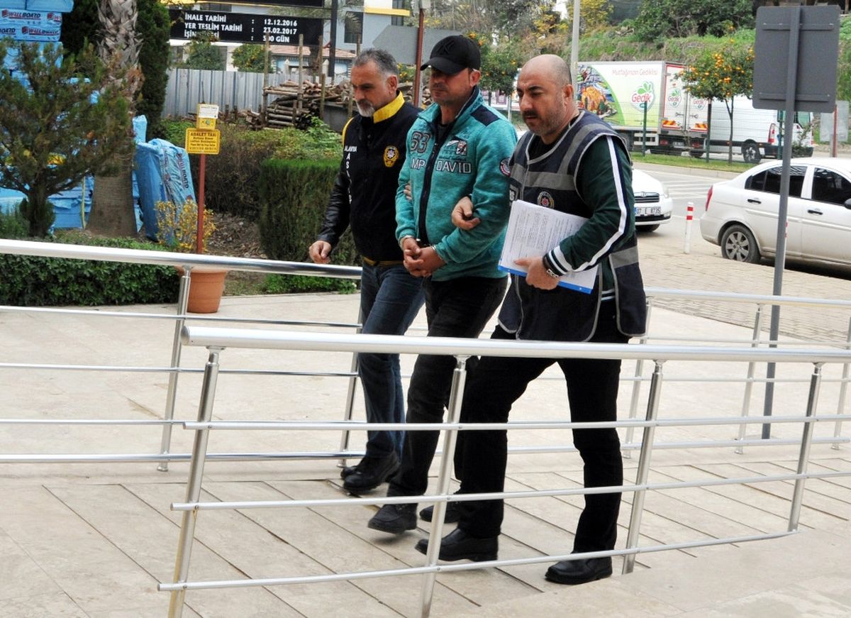 Silahla İşyerini Bastı, Kendi Hastanelik Oldu