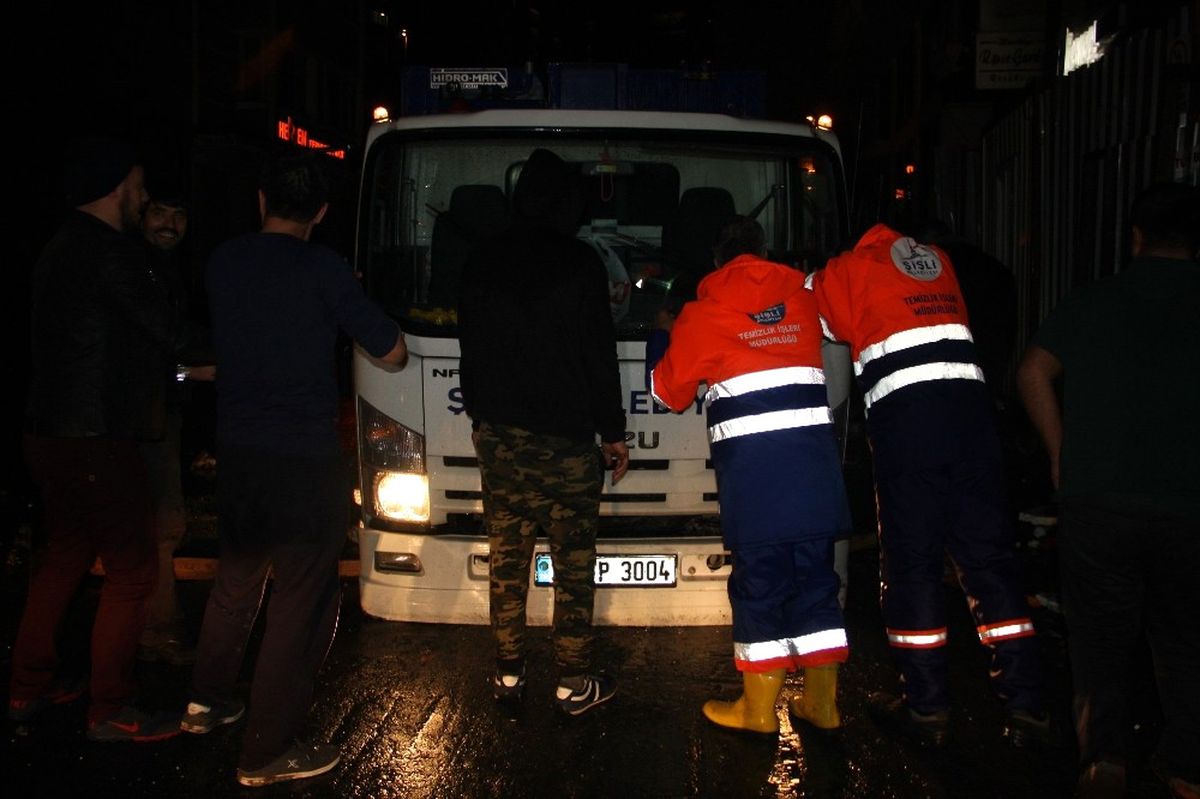 Şişli\'de Şiddetli Yağmurla Oluşan Çukura 2 Araç Düştü