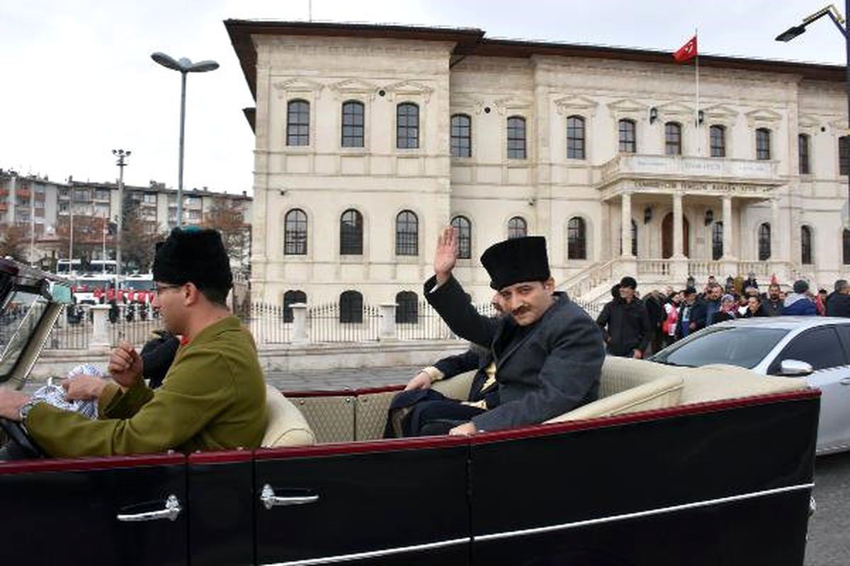 Sivas\'ta Temsili Atatürk\'e Uğurlama Töreni