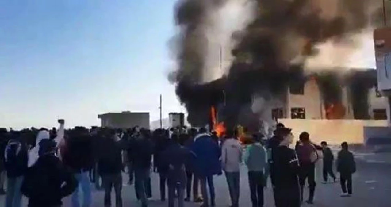 Süleymaniye\'de Protesto: Barzani\'nin Partisinin Ofisi Ateşe Verildi!