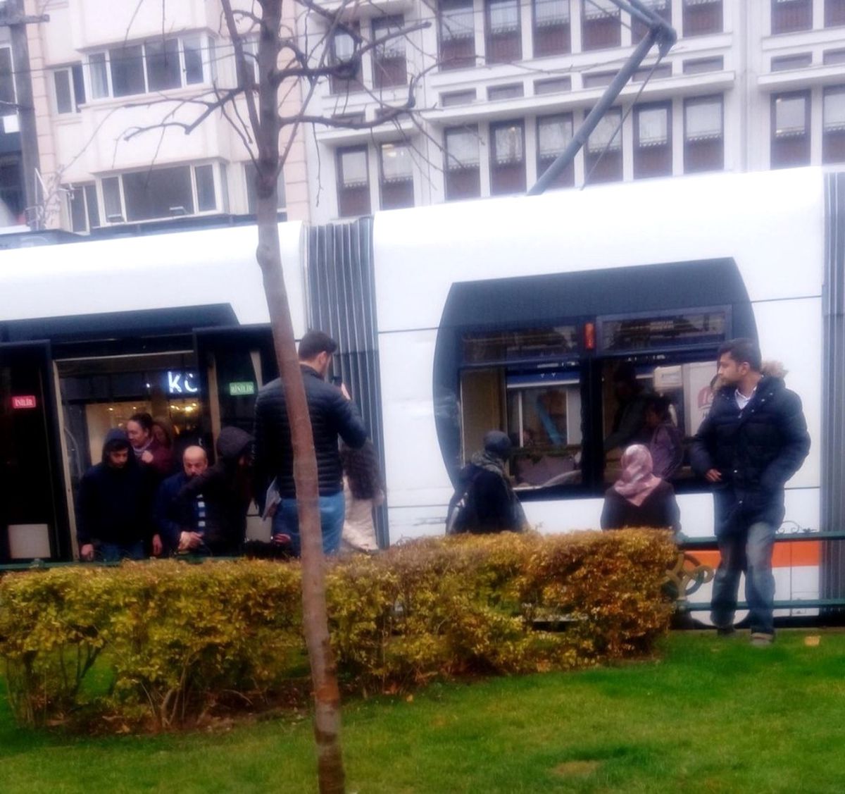 Tramvay ile Servis Aracı Çarpıştı