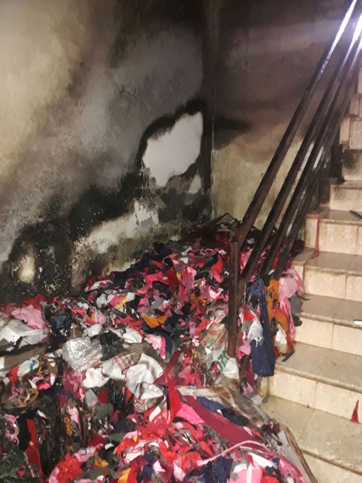 Yangında Mahsur Kalan 4 Kişiyi İtfaiye Kurtardı