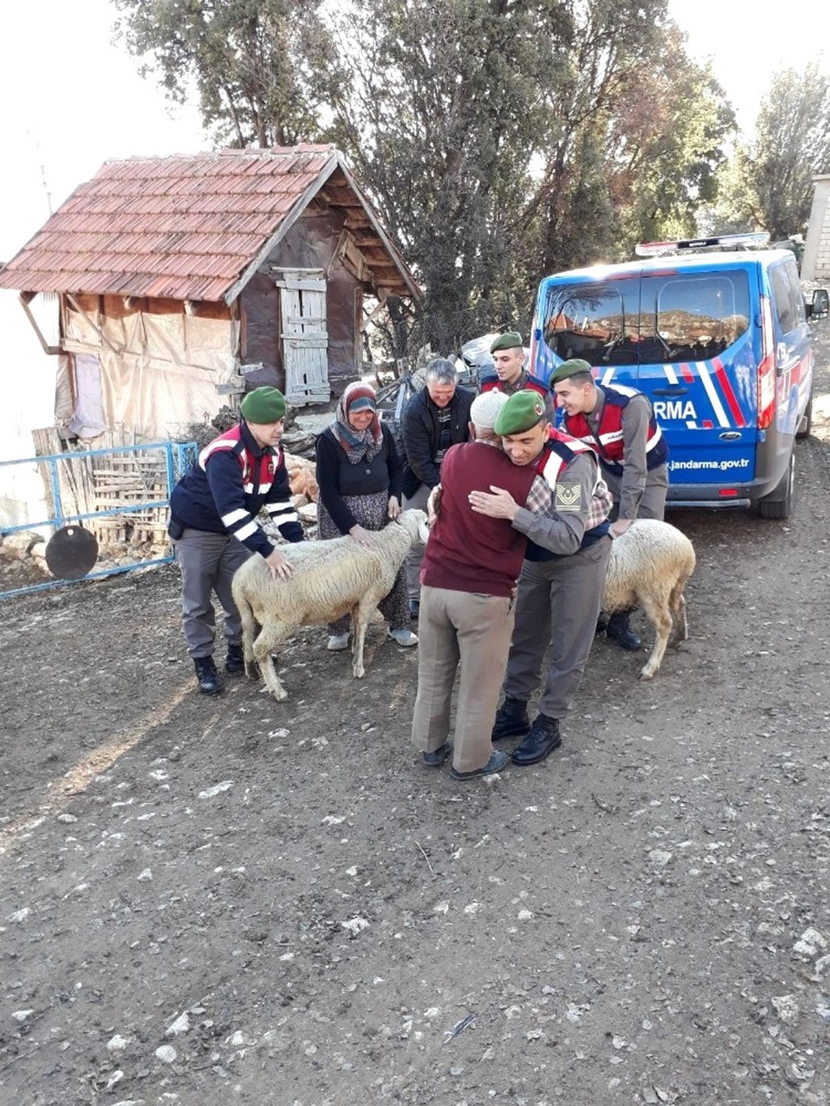 Yaşlı Adamın Hayvanlarına Kavuşma Mutluluğu