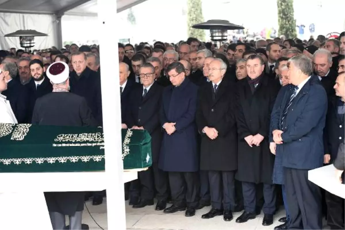 Yavuz Yılmaz\'ın Cenaze Namazı Öncesi Konuşan İmam, "35 Yaş" Şiirinden Dizeler Okudu