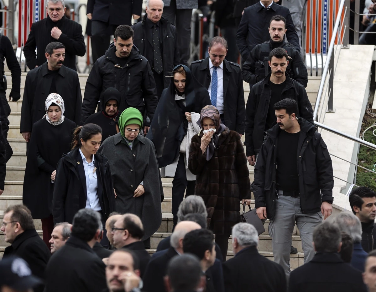 Yavuz Yılmaz\'ın Cenazesinde Duygusal Anlar! Berna Yılmaz, Emine Erdoğan\'a Sarılıp Ağladı