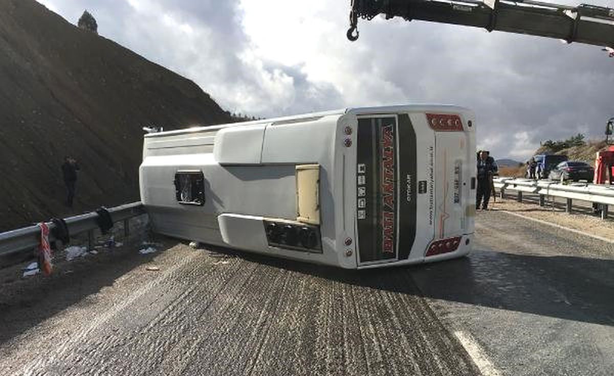 Yolcu Midibüsü Devrildi: 15 Yaralı