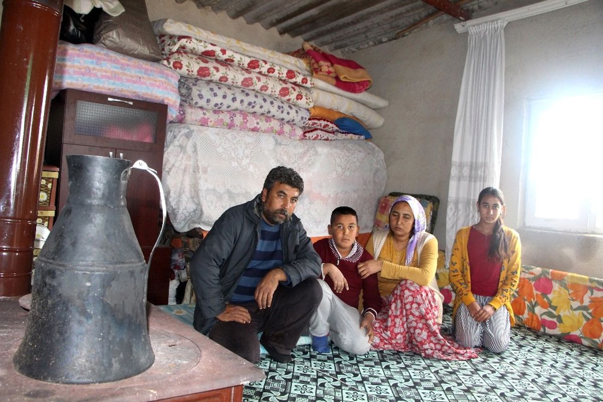 4 Kişilik Aile Tek Odalı Metruk Evde Yaşama Tutunuyor