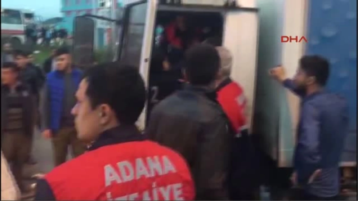 Adana Kamyonet, Kamyona Çarptı: 1 Yaralı
